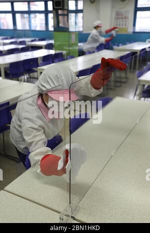 Seoul, Südkorea. Mai 2020. Mitarbeiter der Muhak Girls Highschool reinigen die Schulkantine vor der Wiedereröffnung der Schule in Seoul, Südkorea. Südkorea wird die Schulen nach Stsge wieder eröffnen, beginnend mit den höheren Schülern am 20. Mai. Quelle: Won-Ki Min/ZUMA Wire/Alamy Live News Stockfoto