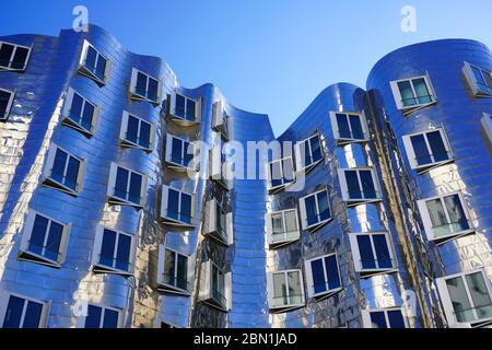 Eines der Gebäude, das der amerikanische Stararchitekt Frank O. Gehry am Neuen Zollhof im Medienhafen entworfen hat. Stockfoto