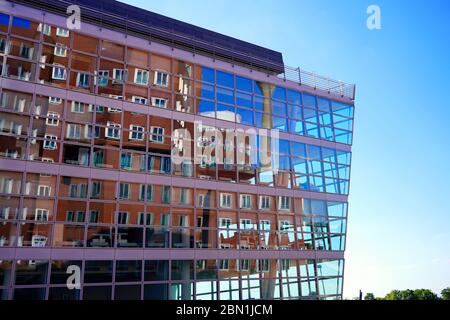 Modernes Bürogebäude am Media Harbour/Medienhafen mit Gehry-Gebäuden, die sich in der Fassade spiegeln. Der Medienhafen ist eine Touristenattraktion in Düsseldorf. Stockfoto