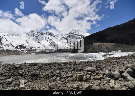 Qamdo. Mai 2020. Foto aufgenommen am 11. Mai 2020 zeigt einen Gletscher im Baxoi County, südwestlich von Chinas Tibet Autonomous Region. Kredit: Zhan Yan/Xinhua/Alamy Live News Stockfoto