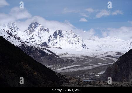 Qamdo. Mai 2020. Foto aufgenommen am 11. Mai 2020 zeigt einen Gletscher im Baxoi County, südwestlich von Chinas Tibet Autonomous Region. Kredit: Zhan Yan/Xinhua/Alamy Live News Stockfoto