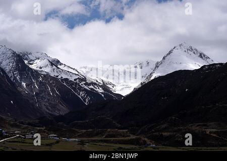 Qamdo. Mai 2020. Foto aufgenommen am 11. Mai 2020 zeigt einen Gletscher im Baxoi County, südwestlich von Chinas Tibet Autonomous Region. Kredit: Zhan Yan/Xinhua/Alamy Live News Stockfoto