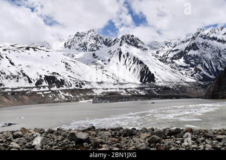 Qamdo. Mai 2020. Foto aufgenommen am 11. Mai 2020 zeigt einen Gletscher im Baxoi County, südwestlich von Chinas Tibet Autonomous Region. Kredit: Zhan Yan/Xinhua/Alamy Live News Stockfoto