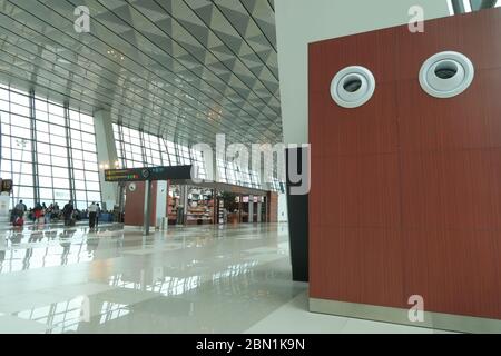 Jakarta, Indonesien - 2. Februar 2017: Flugschilder am Abflugbereich des Soekarno Hatta International Airport, Indonesien Stockfoto