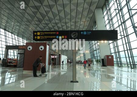 Jakarta, Indonesien - 2. Februar 2017: Flugschilder am Abflugbereich des Soekarno Hatta International Airport, Indonesien Stockfoto