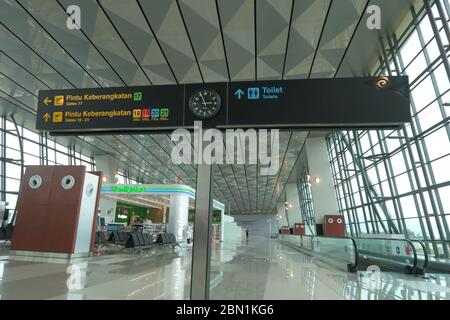 Jakarta, Indonesien - 2. Februar 2017: Flugschilder am Abflugbereich des Soekarno Hatta International Airport, Indonesien Stockfoto