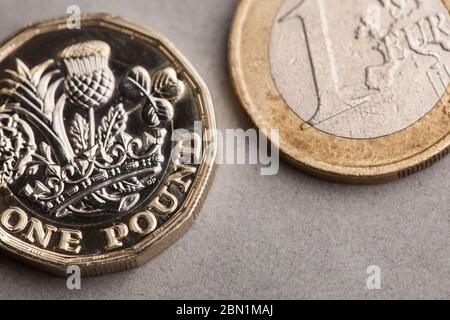 Britische ein-Pfund-Münze und eine Euro-Münze. Wechselkurskonzept Stockfoto