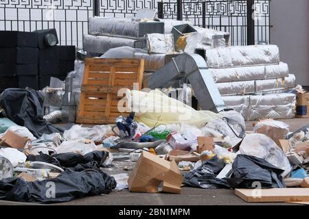 Baumüll, Karton, Polyethylen nach der Reparatur. Entfernung von Fremdkörpern. Haufen Müll. Stockfoto