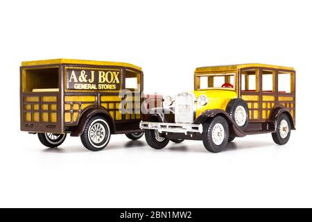 Matchbox Modelle von Gestern Y-21 Ford Modell A Woody Wagon 1930. Zwei Varianten: gelb und orange Van. Stockfoto