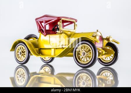 Streichholzschachtel-Modelle des früheren Y-6 Cadillac 1913 (grauer Hintergrund) Stockfoto