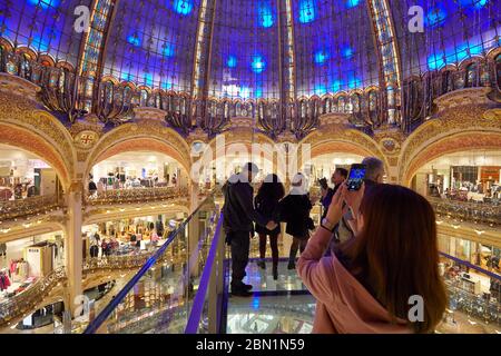 PARIS - 6. NOVEMBER 2019: Galeries Lafayette Interior mit Glaswalk Installation mit Menschen und Touristen in Paris Stockfoto