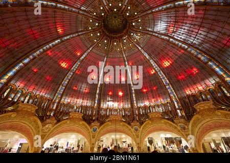 PARIS - 6. NOVEMBER 2019: Galeries Lafayette Kuppelinterieur mit roten Lichtern in Paris Stockfoto