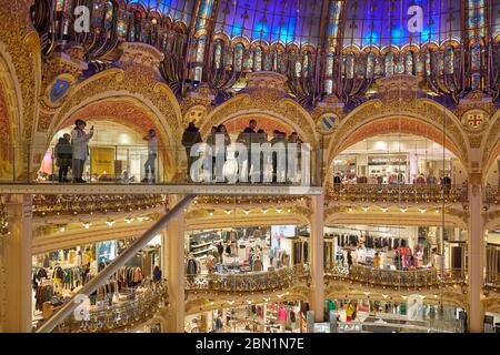 PARIS - 6. NOVEMBER 2019: Galeries Lafayette Interior mit Glaswalk Installation mit Menschen und Touristen in Paris Stockfoto