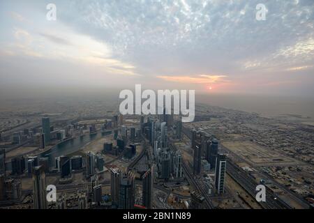 DUBAI, VEREINIGTE ARABISCHE EMIRATE - November 19, 2019: Dubai City high Angle View mit Wolkenkratzern bei Sonnenuntergang von Burj Khalifa gesehen Stockfoto