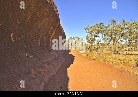 Ein Weg um den Ayers Rock an einem heißen Sommertag Stockfoto