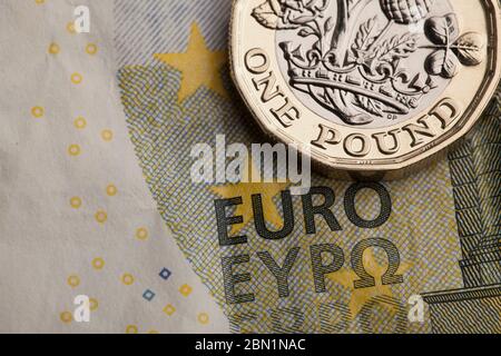 Britische 1-Pfund-Münze und europäische Note. Wechselkurskonzept Stockfoto