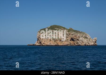 Dunkelblaues Wasser des Mittelmeers. Blick vom Capo Caccia auf der Insel Isola Foradada. Blauer Himmel. Sardinien, Italien. Stockfoto