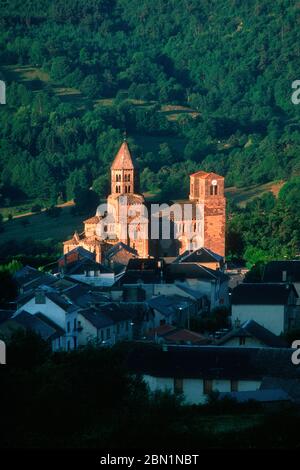 Romanische Kirche von Saint Nectaire, regionaler Naturpark der Vulkane der Auvergne, Puy de Dome, Auvergne, Frankreich Stockfoto