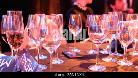 Viele Weingläser auf einem Tisch bei einer Dinnerparty Stockfoto