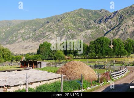 Stadt in der Nähe des Kaindy-Sees in Kasachstan Stockfoto