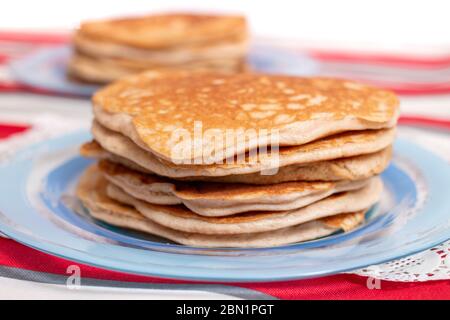 Einfache amerikanische Stil flauschige Pfannkuchen auf einem Haufen gestapelt. Stockfoto