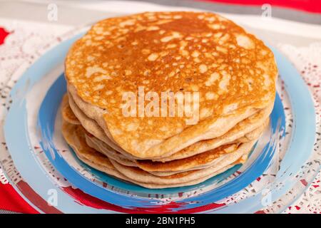 Einfache amerikanische Stil flauschige Pfannkuchen auf einem Haufen gestapelt. Stockfoto