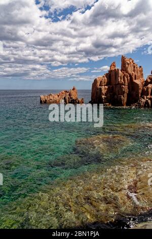 Strand von Rocce Rosse, rote Porphyrfelsen von Arbatax, Tortoli, Provinz Ogliastra, Sardinien, Italien, Europa - 18. Mai 2019 Stockfoto
