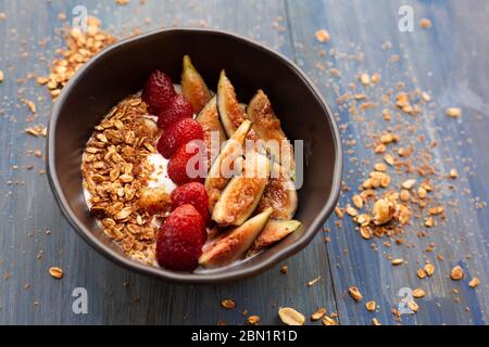 Gericht mit Joghurt, Erdbeeren, Müsli, Nüssen, ideal für eine energiegeladene vegetarische Ernährung Stockfoto