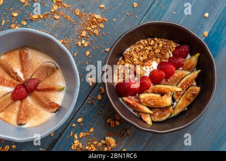 Gericht mit Joghurt, Erdbeeren, Müsli, Nüssen, ideal für eine energiegeladene vegetarische Ernährung Stockfoto
