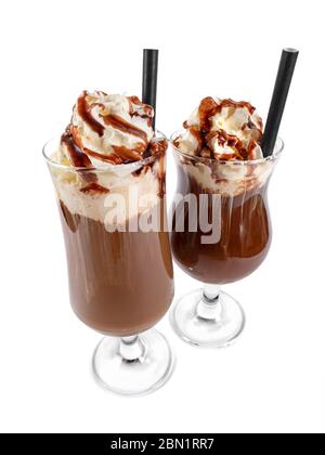 Eiskaffee mit Schlagsahne auf weißem Hintergrund isoliert bedeckt Stockfoto