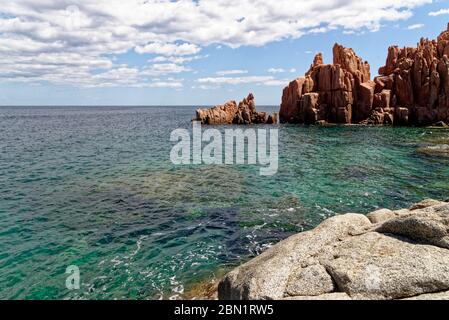 Strand von Rocce Rosse, rote Porphyrfelsen von Arbatax, Tortoli, Provinz Ogliastra, Sardinien, Italien, Europa - 18. Mai 2019 Stockfoto