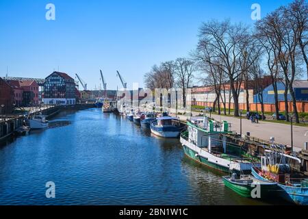 Bootsanlegestelle für Boote und Yachten in Klaipeda, Litauen, an sonnigen Tagen. Schöne Sicht auf Schiffe und das Fachwerk und die roten Backsteinhäuser Stockfoto