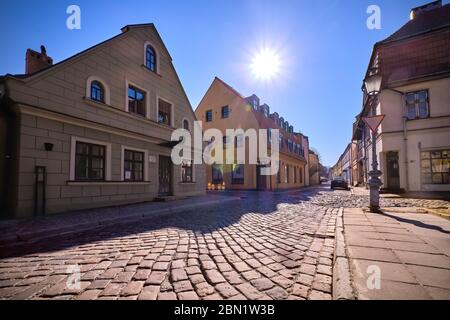 Gepflasterte Bürgersteige der alten Straßen in Klaipeda, Litauen an sonnigen Tagen. Alte Gebäude, Häuser, Galerien, Geschäfte, Restaurants Stockfoto