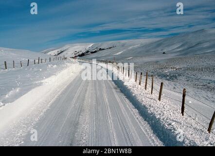 Gefrorene Straße im Winter, Auvergne-Rhone-Alpes, Frankreich Stockfoto