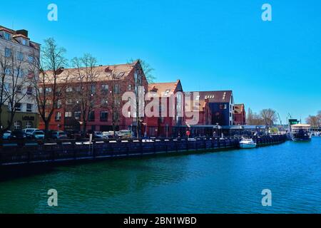 Bootsanlegestelle für Boote und Yachten in Klaipeda, Litauen, an sonnigen Tagen. Schöne Aussicht auf Schiffe und Fachtwerk und roten Backsteinhäusern Stockfoto