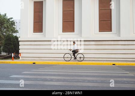 Überall von seinem Fahrrad. Seitenansicht der junge Unternehmer freuen uns auf dem Fahrrad Stockfoto