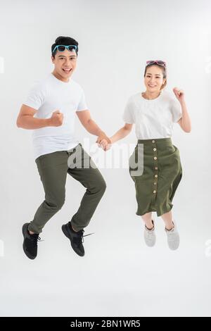 Froh Mädchen mit Spaß mit Freund. Studioaufnahme von Paar, das am valentinstag herumtöricht. Stockfoto