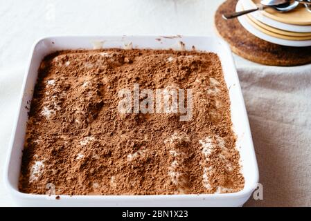Köstliche Tiramisu Kuchen. Traditionelles italienisches Dessert. Seitenansicht Stockfoto