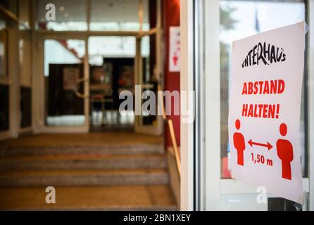 Mainz, Deutschland. Mai 2020. Im Eingangsbereich des Mainzer Unterhauses hängt eine Tafel zur Abstandskontrolle. Das Mainzer Unterhaus, eines der wichtigsten Zentren für Kabarett in Deutschland, sieht seine Existenz durch die Koronakrise bedroht. Quelle: Andreas Arnold/dpa/Alamy Live News Stockfoto