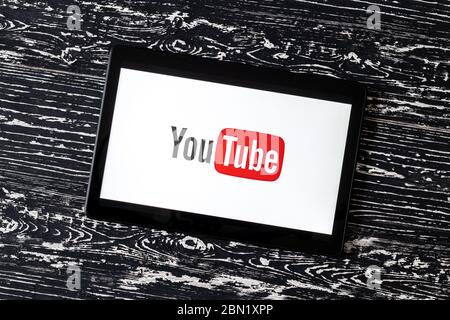 KALUGA, RUSSISCHE FÖDERATION - 5. MAI : Tablet-Computer auf einem schwarzen Holztisch mit einem sozialen Netzwerk "YouTube"-Logo auf dem Bildschirm. Das Konzept des Online Stockfoto
