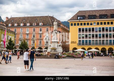 Bozen, Italien - 13. August 2019: Menschen zu Fuß in Bozen Stadtzentrum Stockfoto