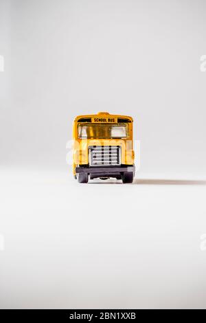 Ein zerschlagener und getragener alter American School Bus auf weißem Hintergrund Stockfoto