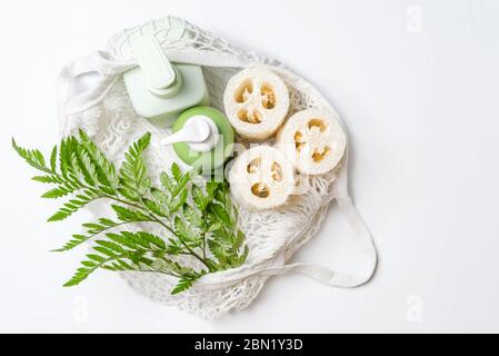 Verschiedene Behälter für Shampoo, Conditioner oder Flüssigseife in Öko-Beutel. Luffa oder Luffa Waschlappen, Gemüseschwamm, Alternative zu Kunststoff, Null Stockfoto