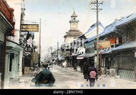 [ 1900 Japan - Bentendori Shopping Street, Yokohama ] - Bentendori in Yokohama, Präfektur Kanagawa. Während der Meiji-Periode (1868-1912) war dies Yokohamas Premier Einkaufsstraße. In der Mitte ist der Uhrturm des Uhrenhändlers Kawakita Naozo Shaten zu sehen. Fertiggestellt 1894 (Meiji 27), war sie das wichtigste Wahrzeichen der Straße. Vintage-Postkarte des 20. Jahrhunderts. Stockfoto