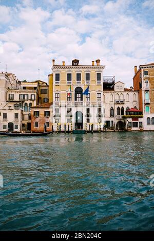 Alte Häuser am Canal Grande, Venedig, Italien. Alte Hotels und Wohnhäuser im Zentrum von Venedig. Historische Architektur Venedigs auf dem Wasser in Stockfoto