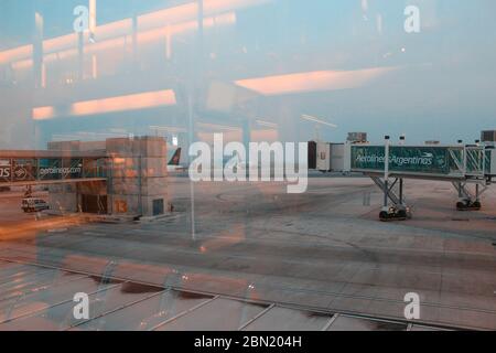 Zugangsbrücke zum Flugzeug in Ezeiza Buenos aires Argentinien Stockfoto