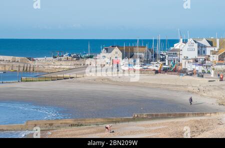 Lyme Regis, Dorset, Großbritannien. Mai 2020. UK Wetter: Ein heller, sonniger und etwas kühler Start in den Tag bei Lyme Regis. Der Strand ist am 50. Tag der Sperrung der Coronavirus-Pandemie fast leer. Die staatlichen Beschränkungen sollen ab Mittwoch in ganz England gelockert werden, so dass die Menschen mehr Freiheit haben, Strände und Schönheiten zu genießen, da der hohe Druck sonniges Wetter und wärmere Bedingungen im Laufe dieser Woche bringt. Kredit: Celia McMahon/Alamy Live News Stockfoto