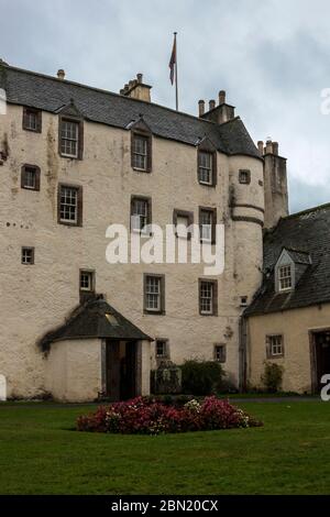 Haupteingang zum Traquair House, angeblich Schottlands ältestes bewohntes Haus, Scottish Borders, Großbritannien Stockfoto