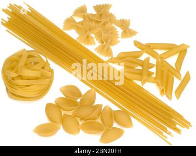 Verschiedene Arten von rohen italienischen Pasta auf weißem Hintergrund Stockfoto