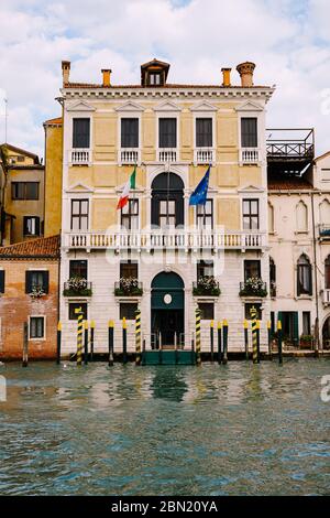 Alte Häuser am Canal Grande, Venedig, Italien. Alte Hotels und Wohnhäuser im Zentrum von Venedig. Historische Architektur Venedigs auf dem Wasser in Stockfoto